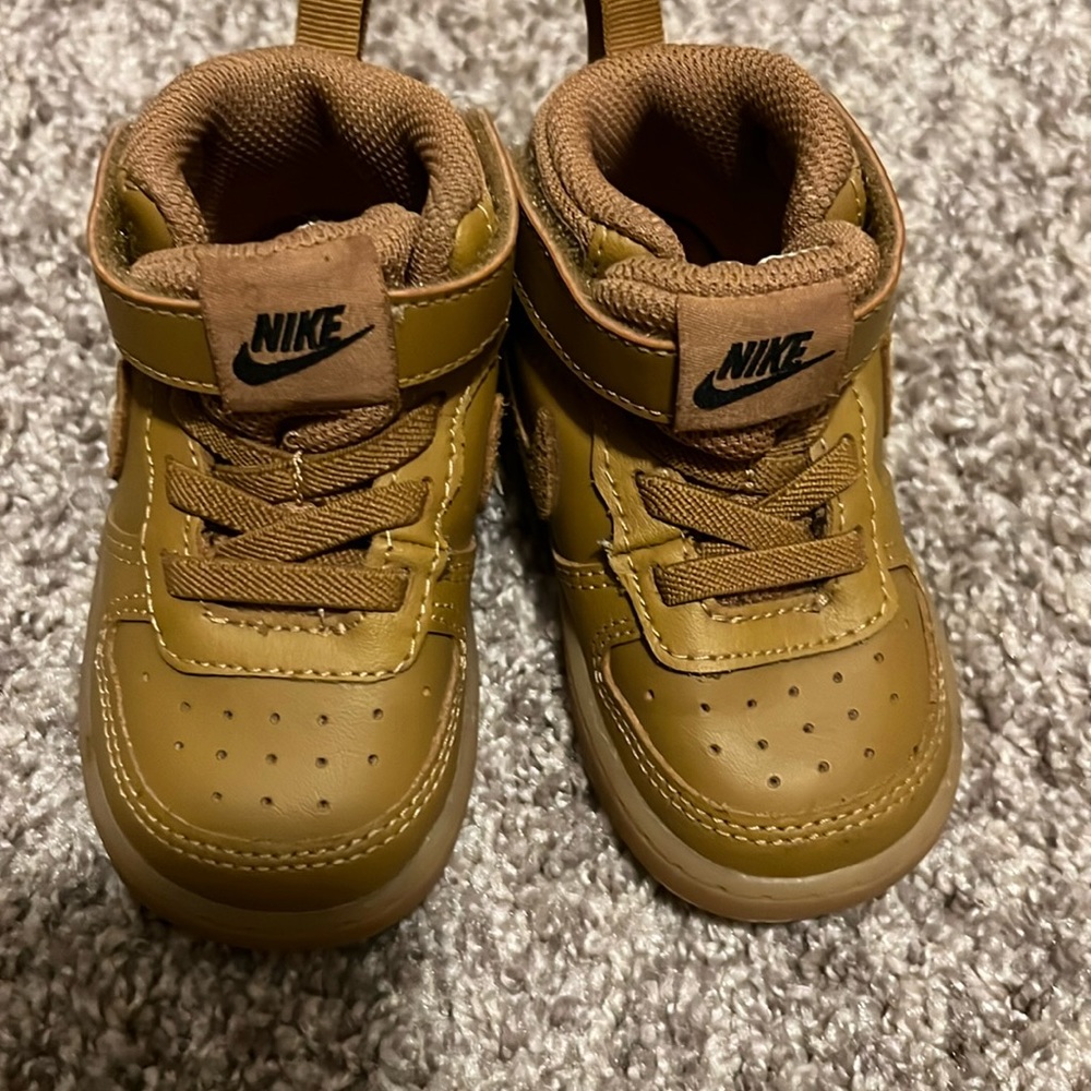 Nike mid tops size 5c